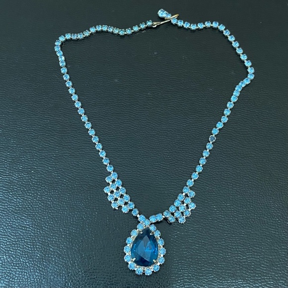 Vintage Unsigned Juliana? Blue Teardrop Pendant Rhinestone Silver Tone Necklace - Picture 5 of 13